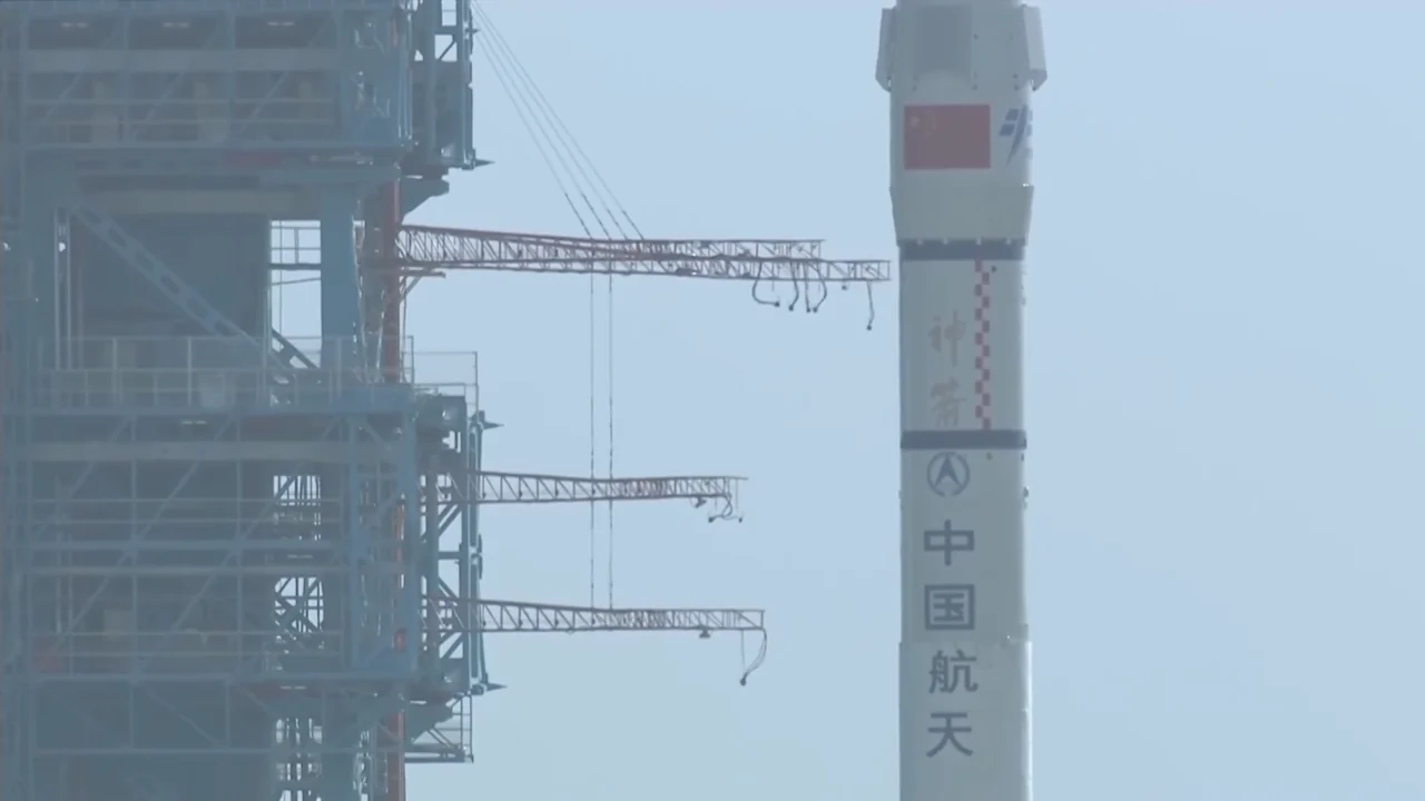 神舟二十二号载人飞船由长征二号F遥二十二火箭发射升空